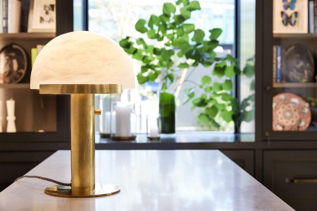 The Whitney Hotel Boston Esterno foto A table lamp