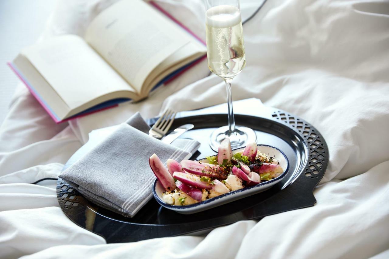 The Whitney Hotel Boston Esterno foto A tray of food and drink