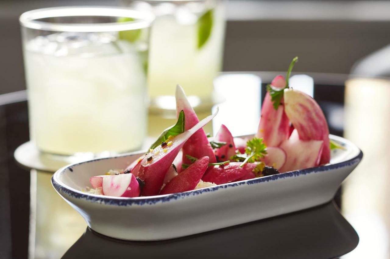 The Whitney Hotel Boston Esterno foto A salad of dragon fruit