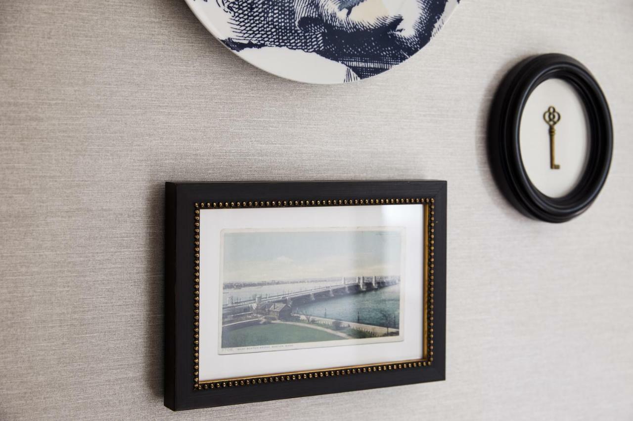 The Whitney Hotel Boston Esterno foto A photograph of the Golden Gate Bridge, framed and mounted on a wall