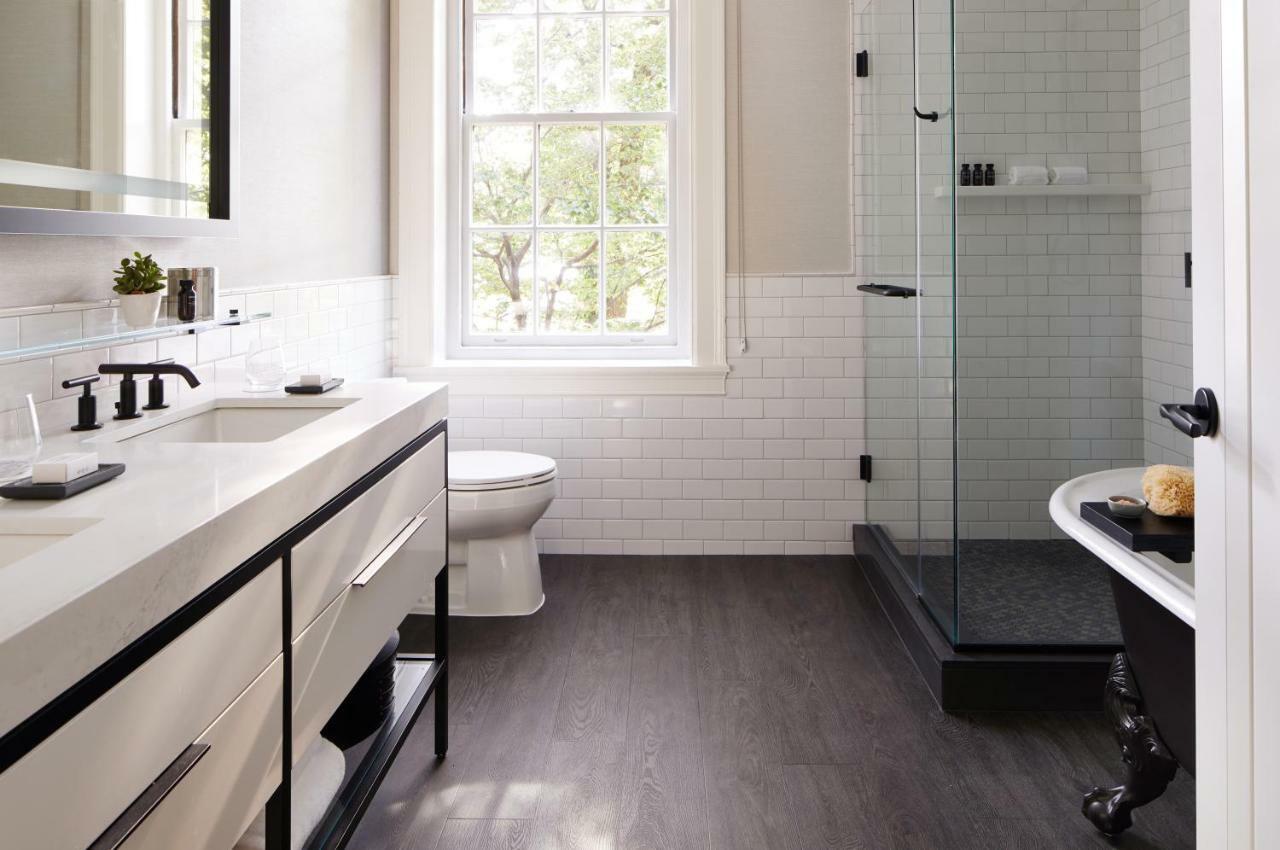 The Whitney Hotel Boston Esterno foto Bathroom with a shower enclosure