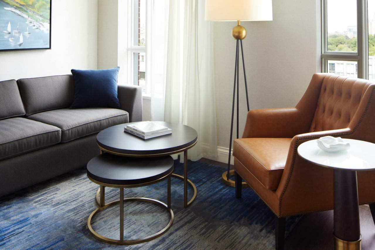 The Whitney Hotel Boston Esterno foto A living room at the Hotel Commonwealth