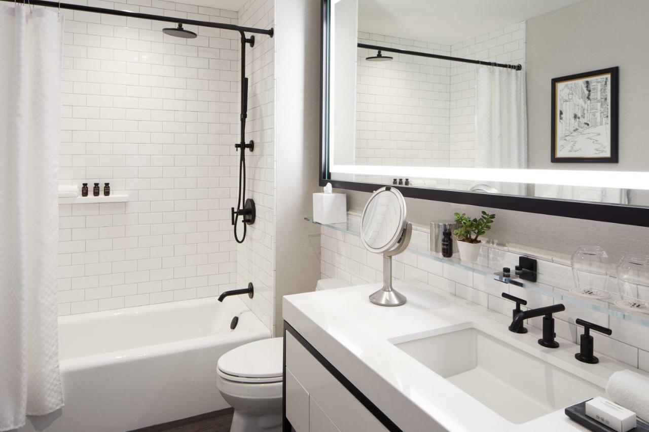 The Whitney Hotel Boston Esterno foto A bathroom with a shower curtain