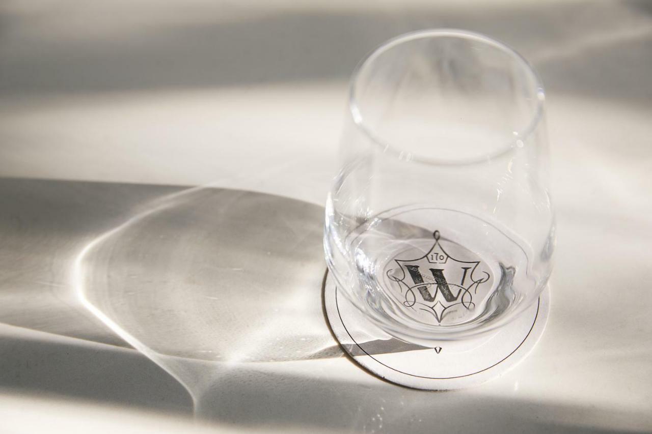 The Whitney Hotel Boston Esterno foto A glass of water