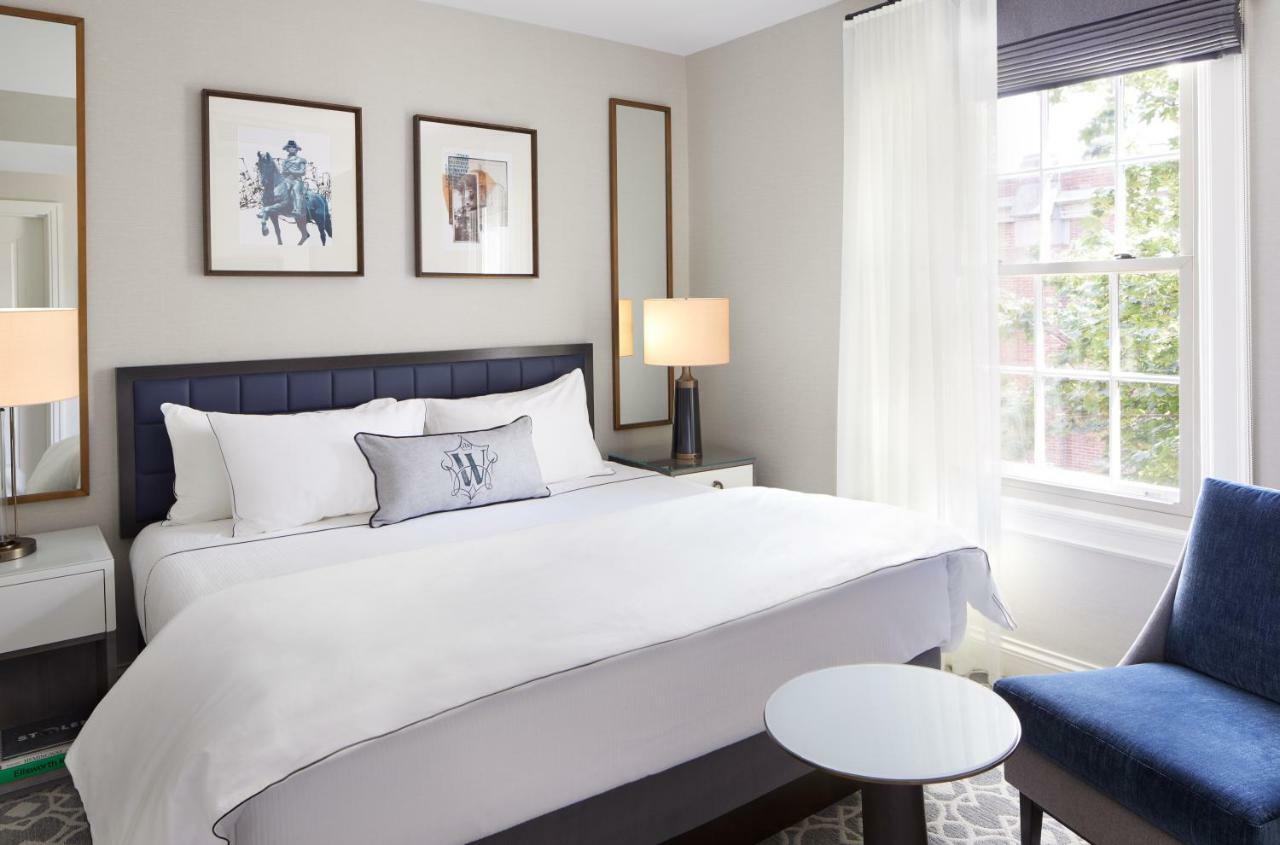 The Whitney Hotel Boston Esterno foto A bedroom at the Hotel Commonwealth