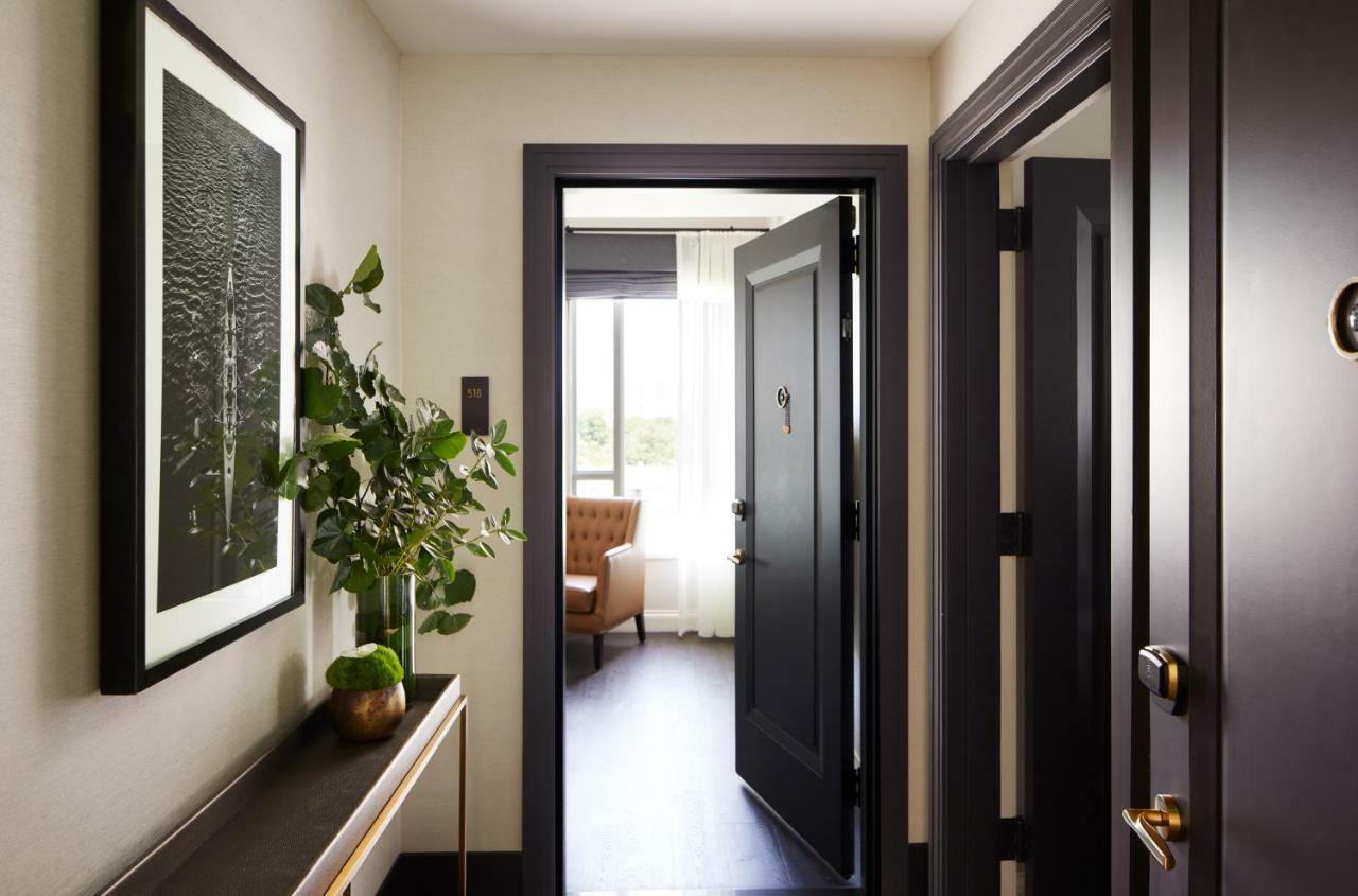 The Whitney Hotel Boston Esterno foto A suite at The Standard East Village
