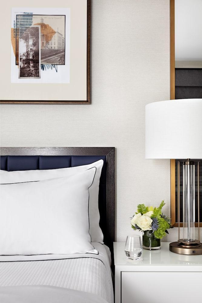 The Whitney Hotel Boston Esterno foto A bed with a white bedsheet